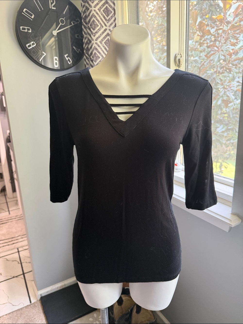 Cable & Gauge Black V-Neck Short Sleeve Top with Strappy Detail